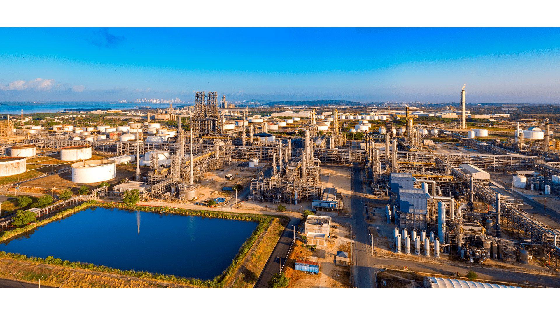 Refinería de Cartagena iniciará prueba de producción de combustible sostenible de aviación
